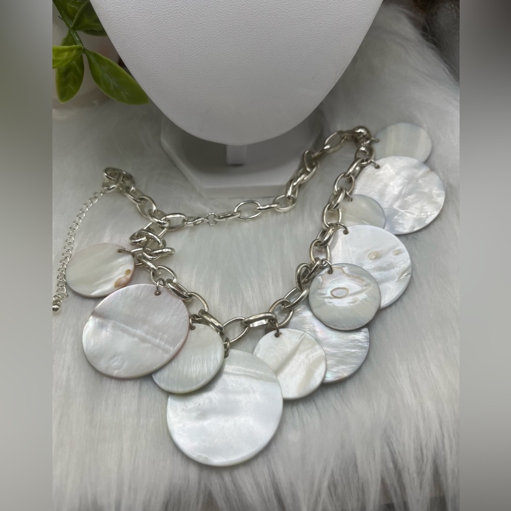 Very Unique Shell Necklace - Picture 5 of 5